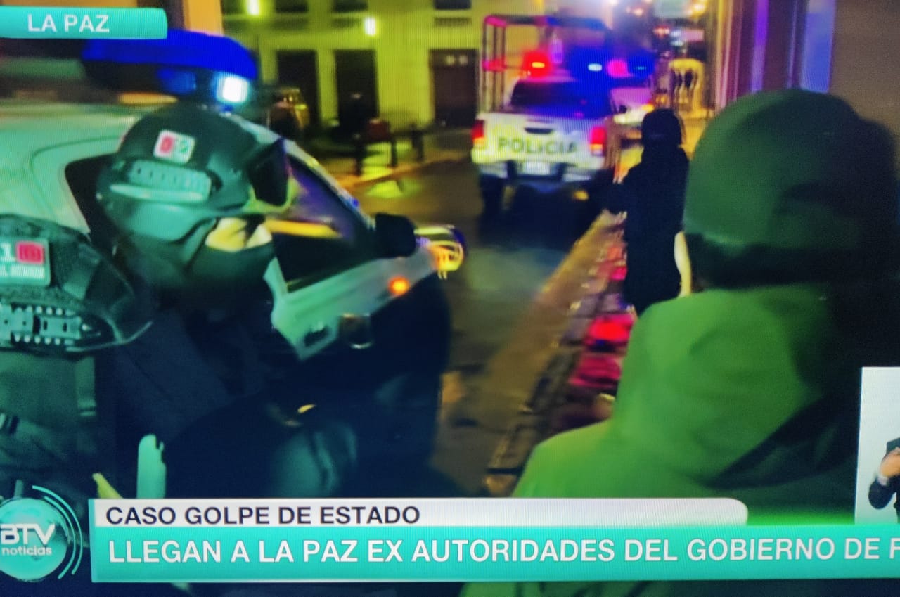 Los exministros Álvaro Coimbra y Rodrigo Guzmán llegan al IDIF de La Paz para declarar sobre el caso golpe de Estado