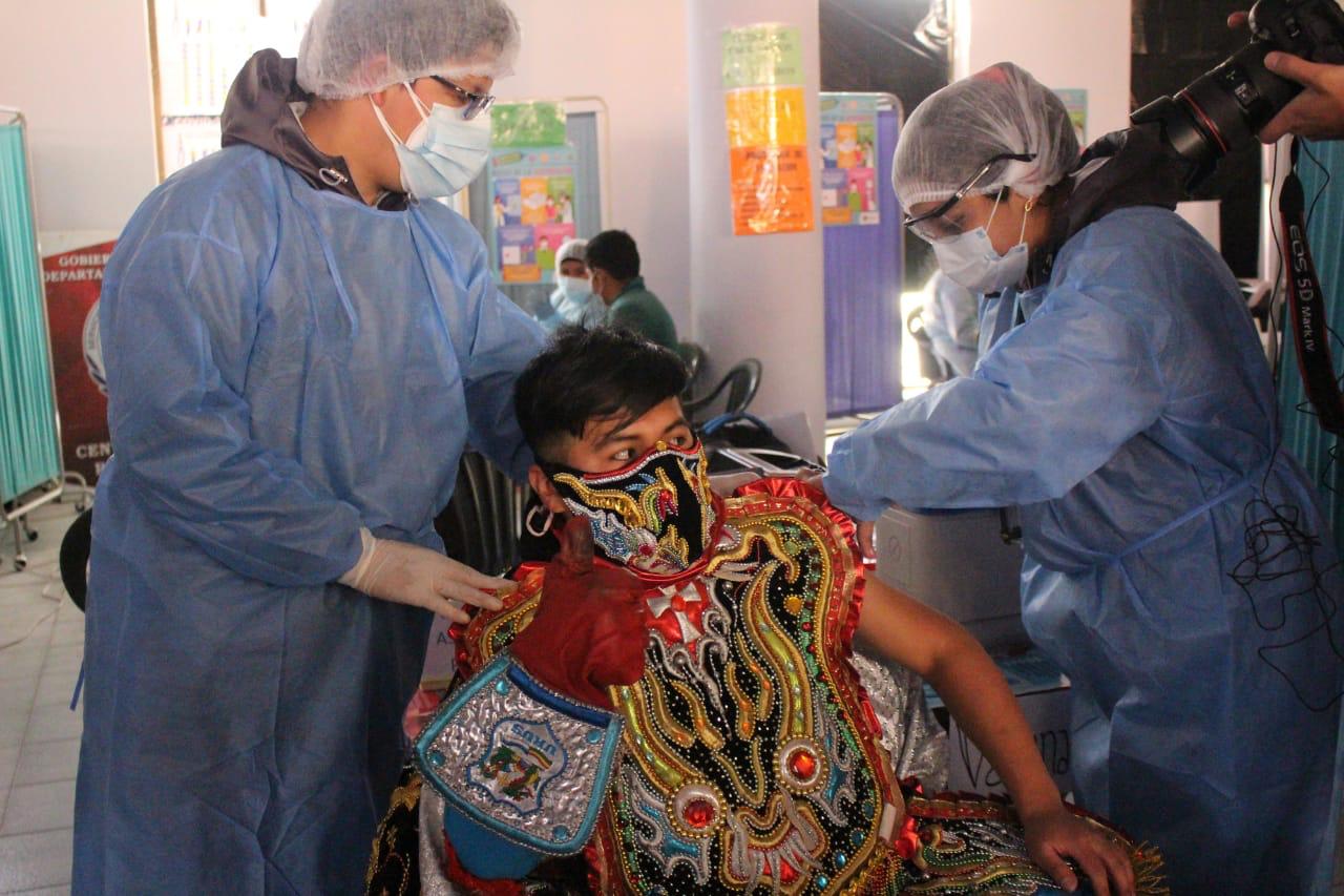 Ministro de Educación participa en el acto de vacunación masiva para folkloristas de Oruro