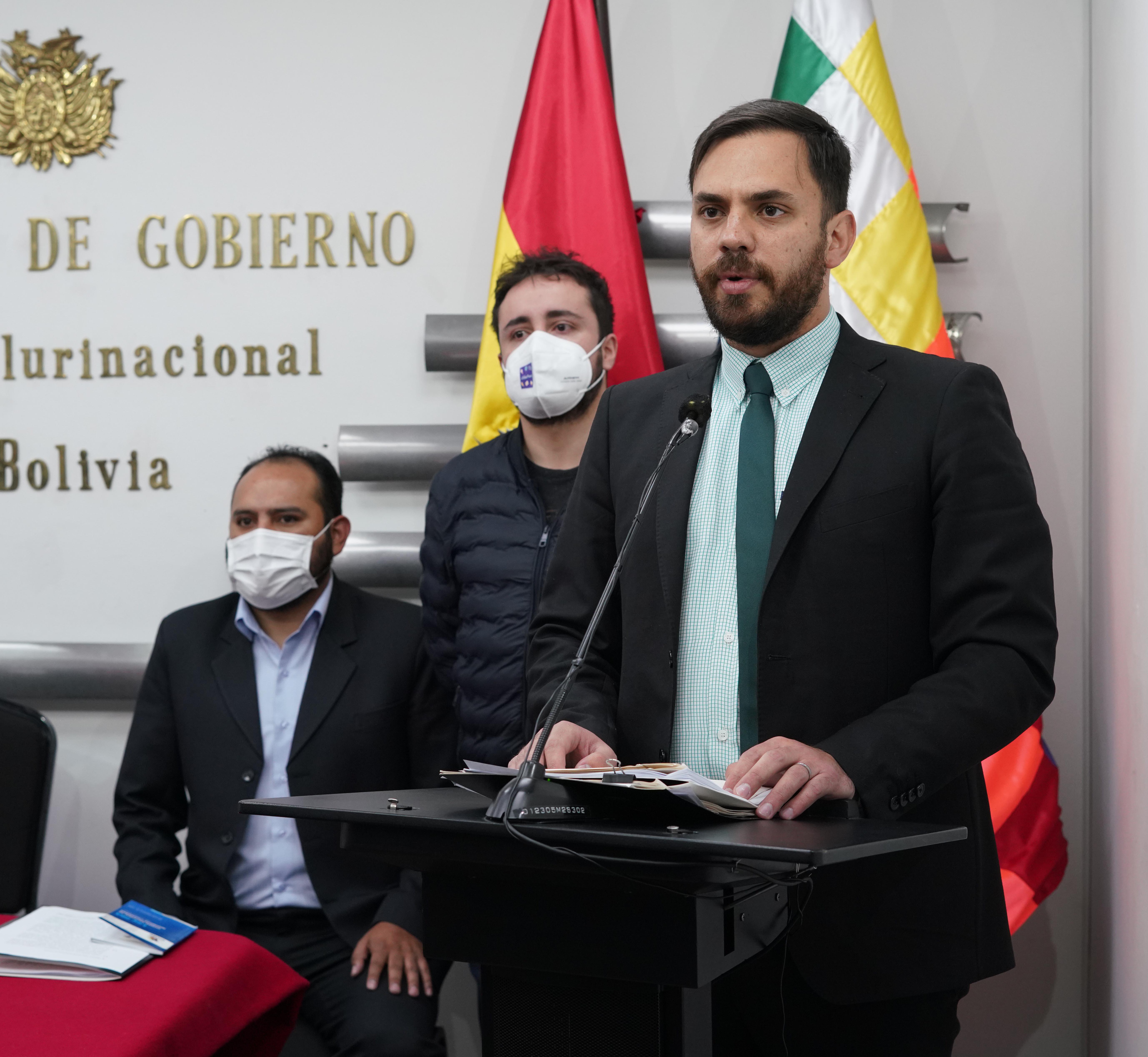 Gobierno presentará denuncia penal contra dos mujeres, entre ellas una asambleísta, por ultraje a la wiphala en Santa Cruz