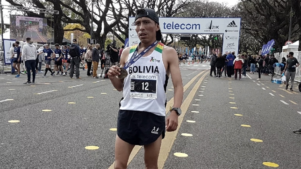 Fondista Héctor Garibay recibe apoyo gubernamental para representar a Bolivia en la Maratón de Sevilla
