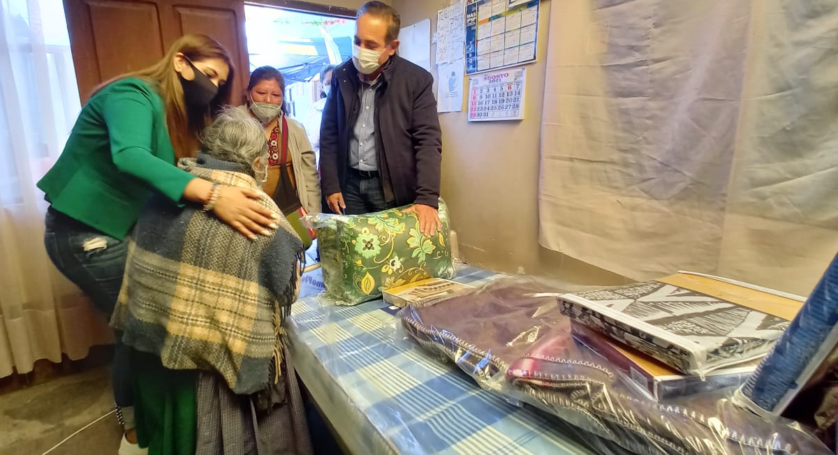 Justicia entrega catres, colchones y otros enseres a la comunidad Awichas de Pampahasi