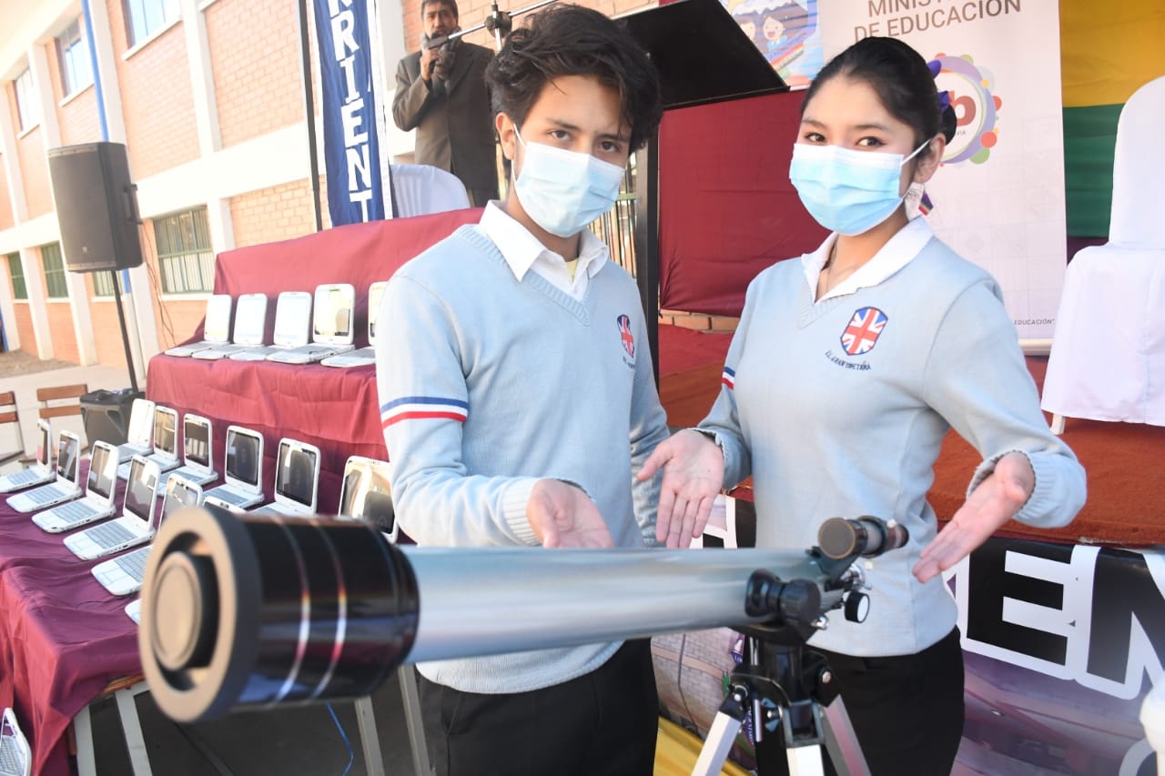Unidades educativas de la zona Sur de La Paz reciben computadoras y equipamiento para laboratorios (amplia)