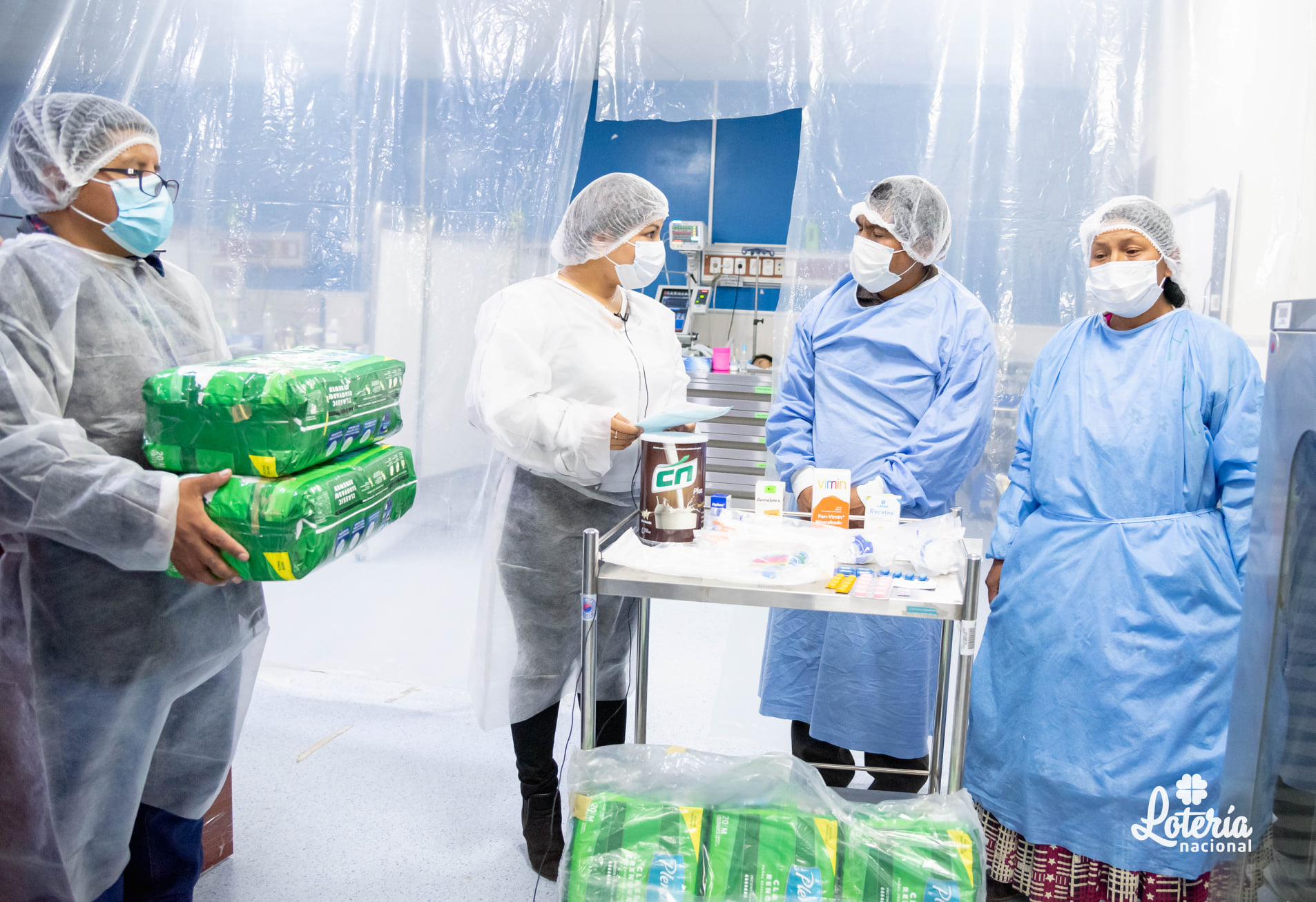 Lotería Nacional entrega medicamentos para joven accidentado en Oruro