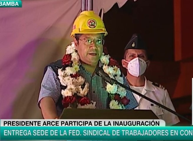 Presidente entrega sede social a trabajadores en construcción en Cochabamba (Amplia)