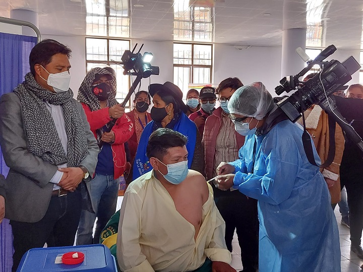 Maestros de Chuquisaca, Oruro y Tarija superan el 86% de inmunizados