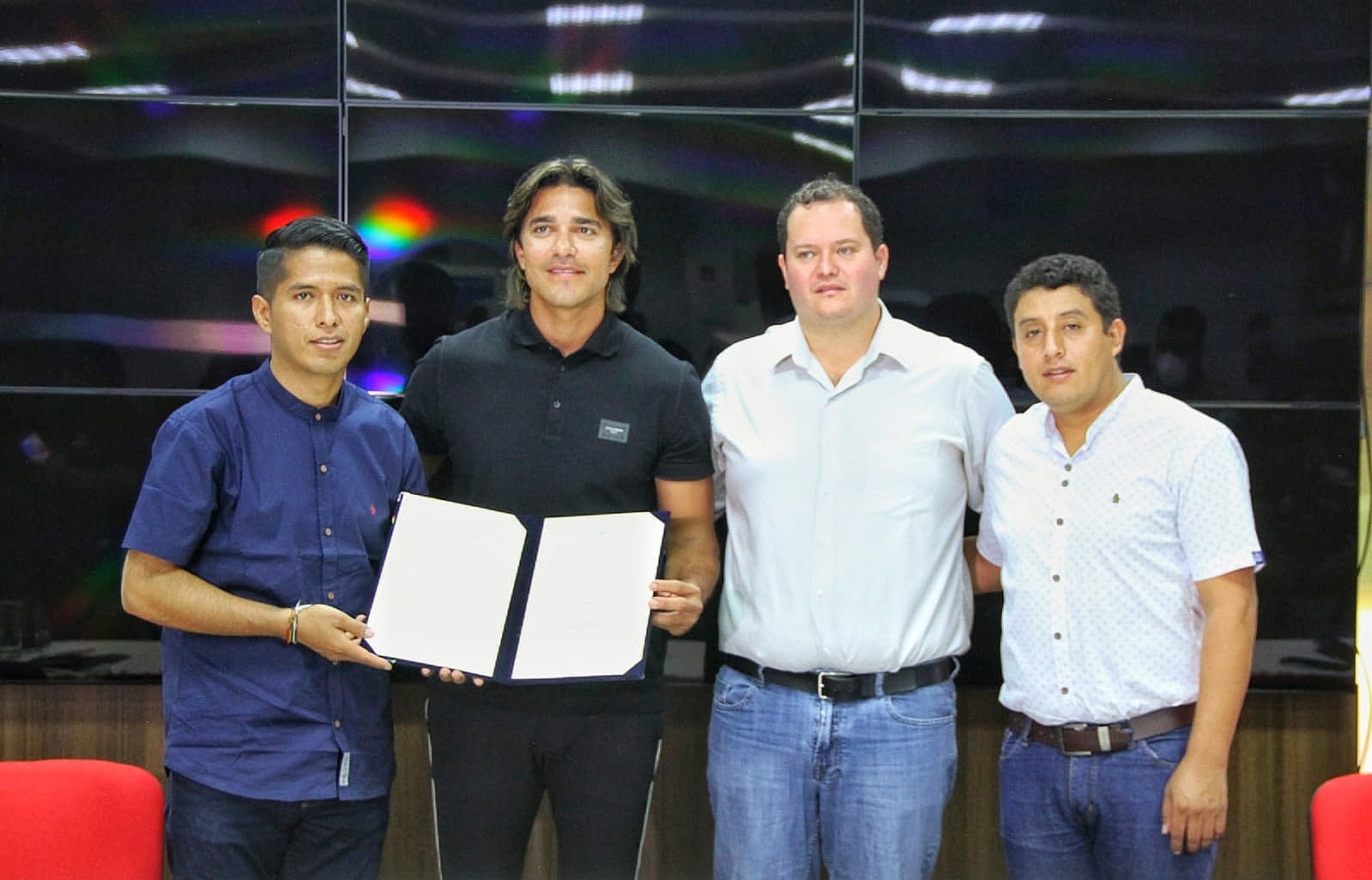 Senado distingue a Marcelo Martins por su trayectoria deportiva