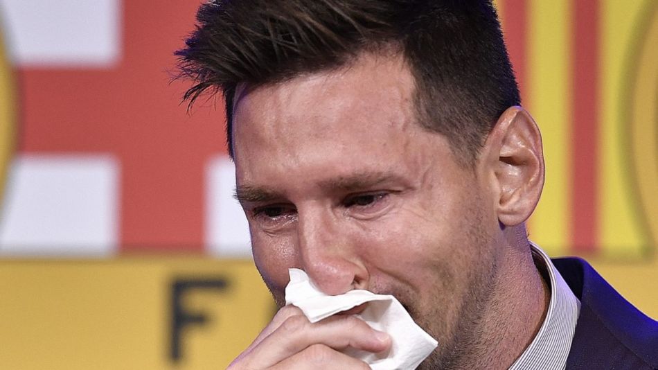 Messi rompe en llanto al dejar el Barcelona: Hice todo lo posible para quedarme