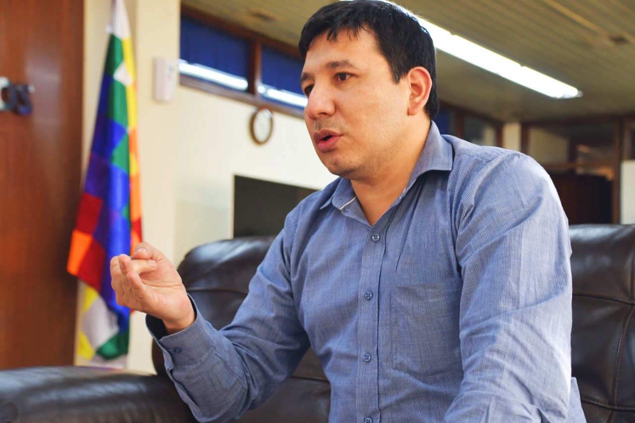 Ministro de Hidrocarburos: Recargar un vehículo eléctrico es 50% más económico que uno a gasolina