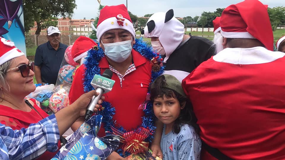 Ministro y Diputado entregan regalos a niños y niñas en las ciudades de Santa Cruz y El Alto