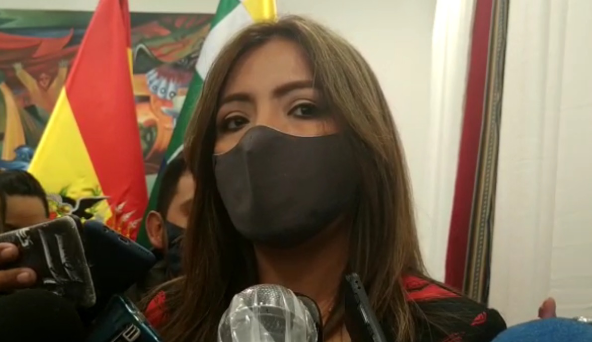 Viceministra Alcón: Gobierno realiza gestiones para obtener vacunas y también denuncia el acaparamiento de estas
