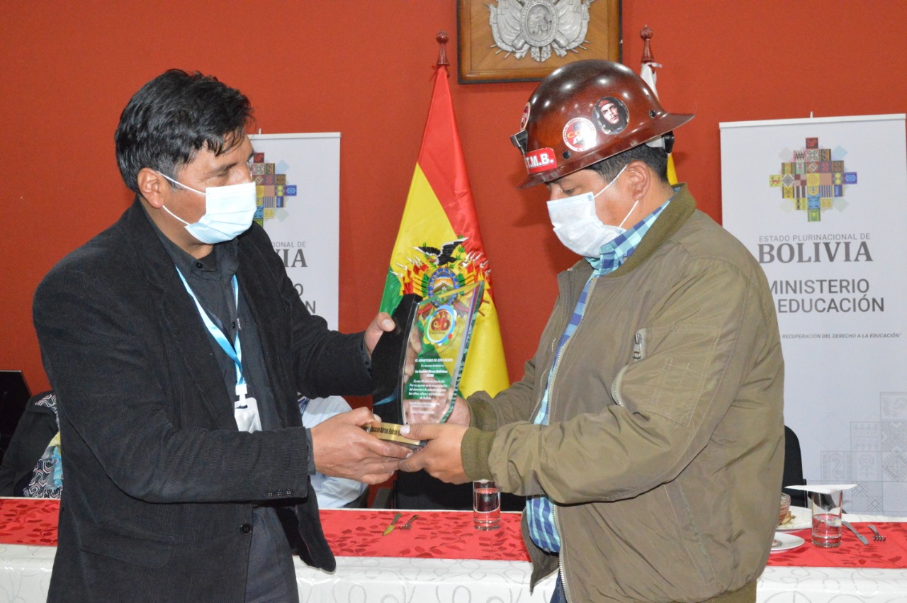 Ministerio de Educación entrega un reconocimiento a la COB por su apoyo a la educación
