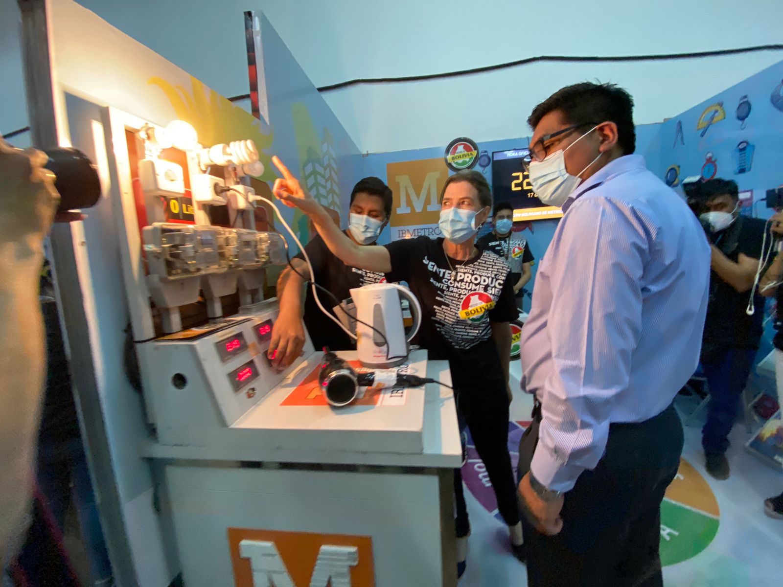 Juegos, demostraciones en joyas, juguetes y medidores de luz en el stand de Ibmetro de la Fexpocruz