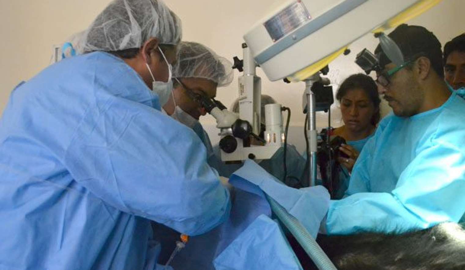 Instituto Nacional de Oftalmología lanza campaña de cirugías gratuitas en el municipio de Irupana de La Paz