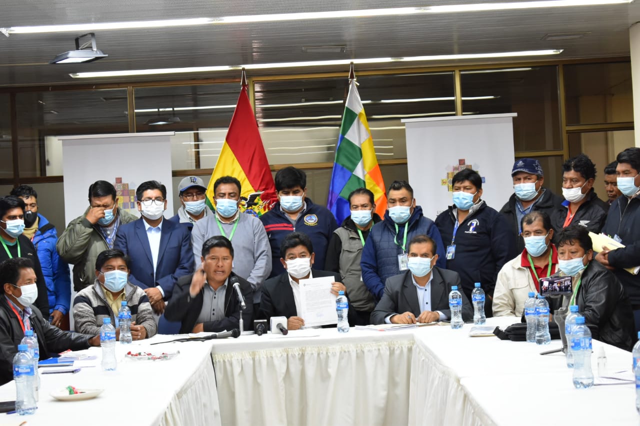 Transportistas levantan bloqueo en el centro paceño tras acuerdo con el Gobierno