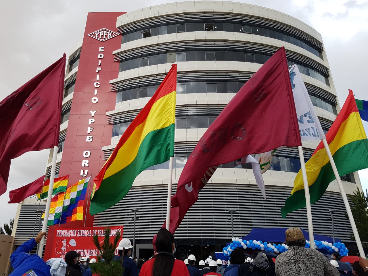 YPFB realiza acto de desagravio a la democracia en su edificio de Oruro