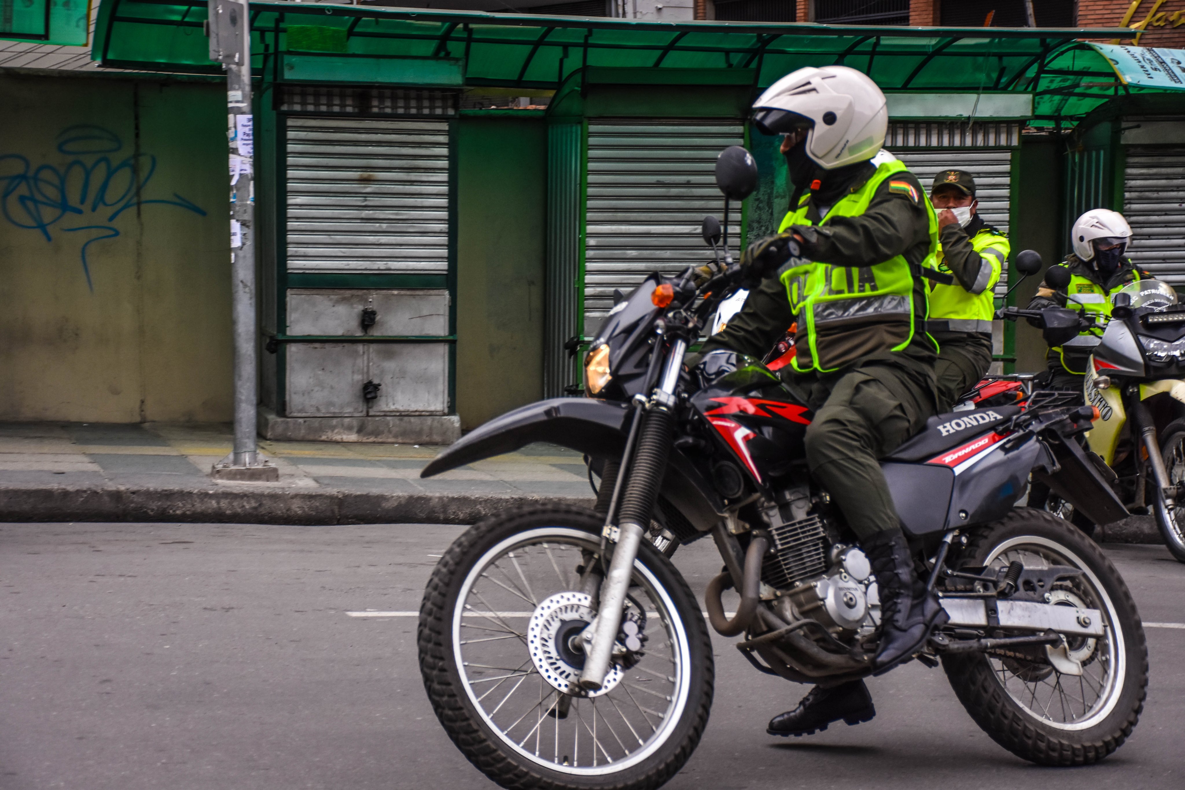 Santa Cruz: Policía controla horarios de circulación y Alcaldía intensifica rastrillajes