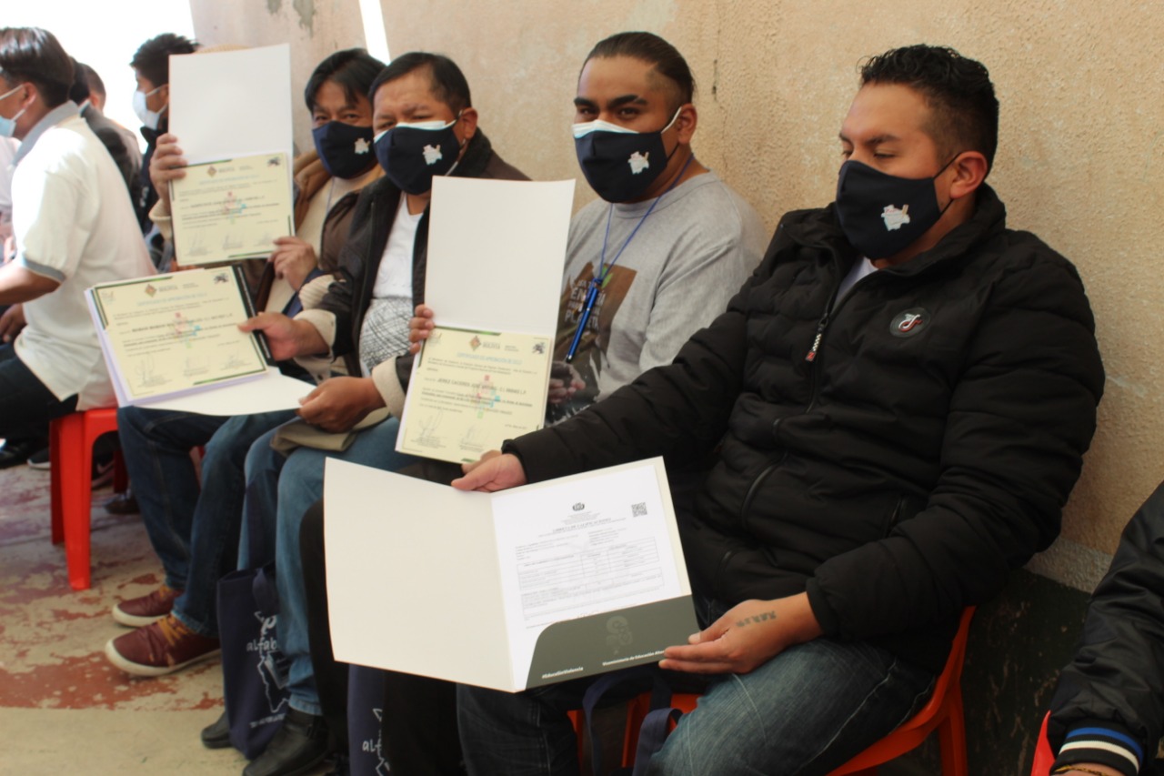 Ministerio de Educación entrega certificados de graduación y libretas a privados de libertad de Chonchocoro