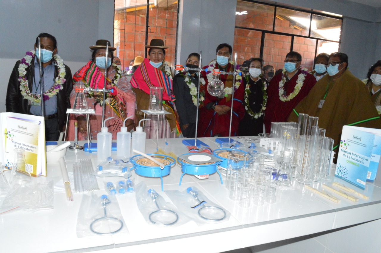 Ministerio de Educación equipa laboratorios de tres unidades educativas del Distrito 8 de El Alto
