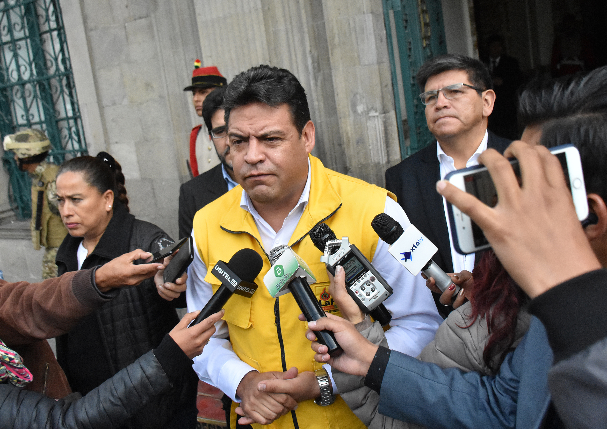 Revilla no declara ante la Fiscalía y Vera anuncia más pruebas sobre el presunto sobreprecio de buses PumaKatari