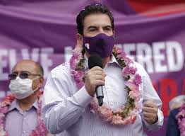 Manfred comienza su gestión con un tomate lanzado a su cabeza y con la respuesta excesiva de sus seguidores