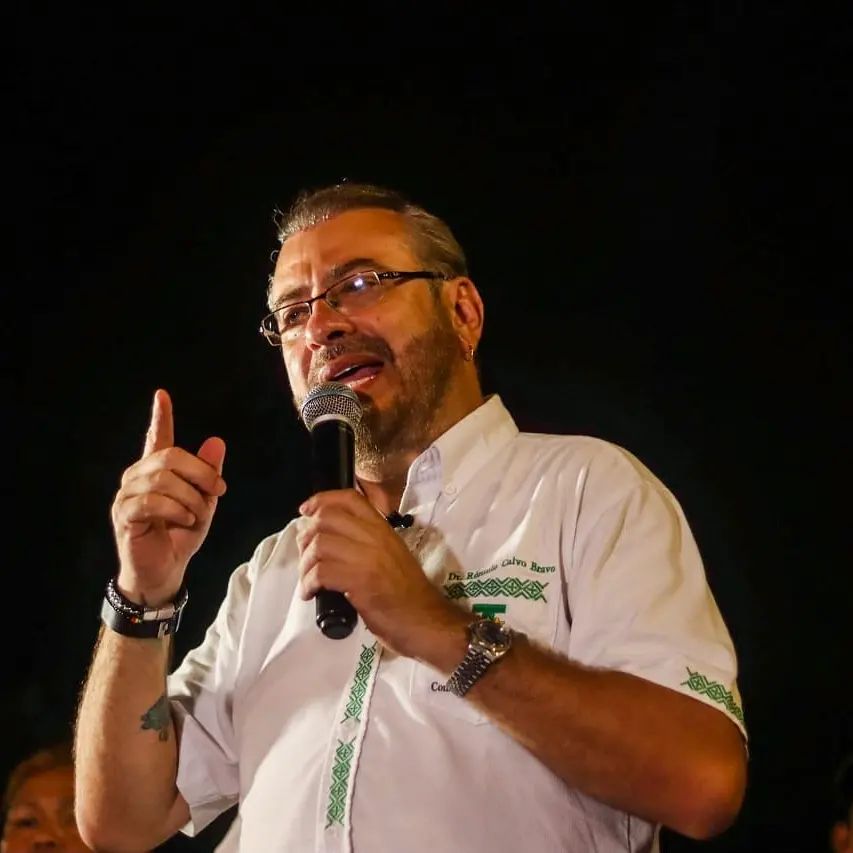 Fiscalía pide arraigo de Calvo y fianza por ejercicio indebido de la profesión