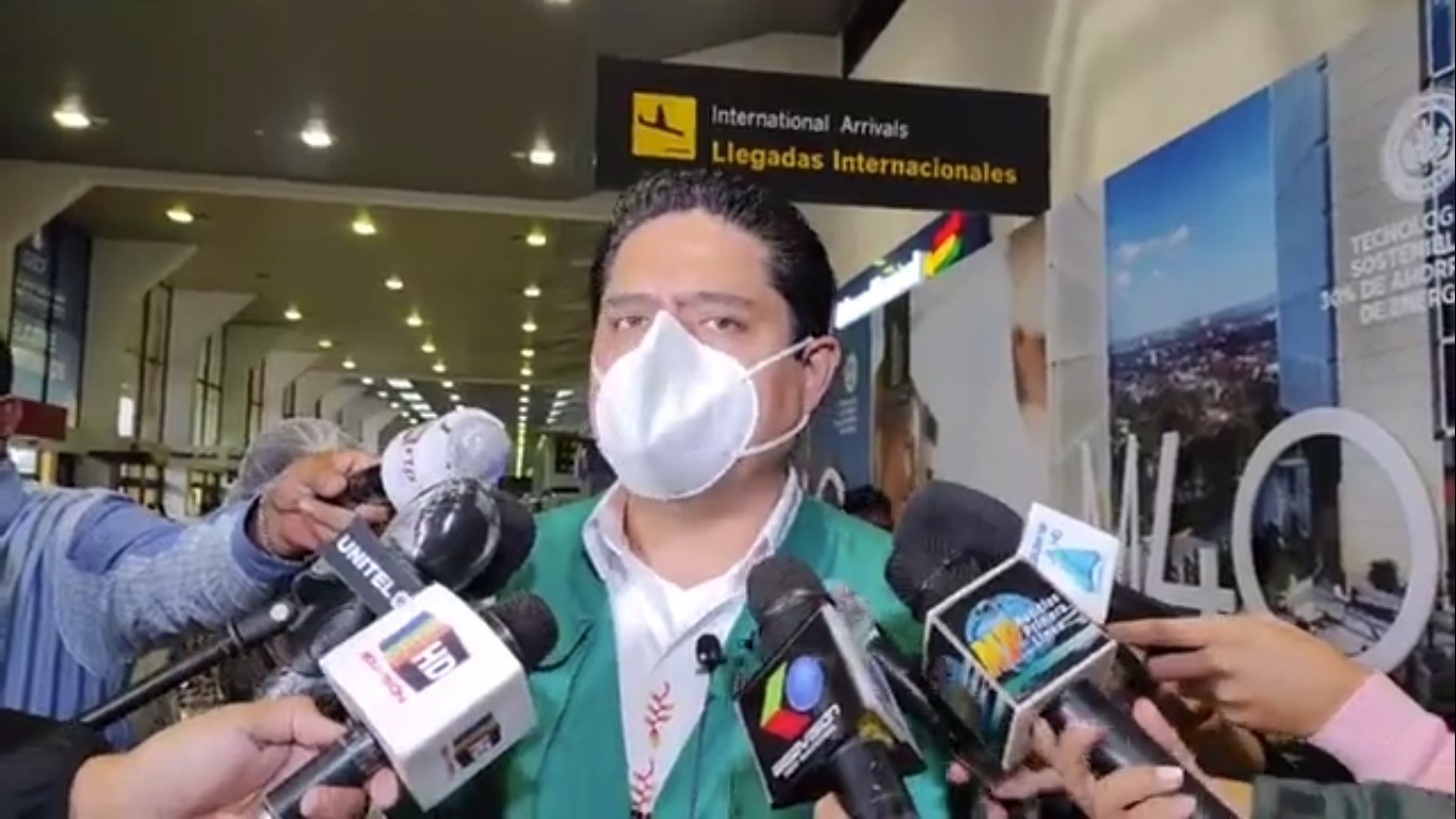 Santa Cruz anuncia que hoy arranca con la vacunación de 350 médicos y enfermeras