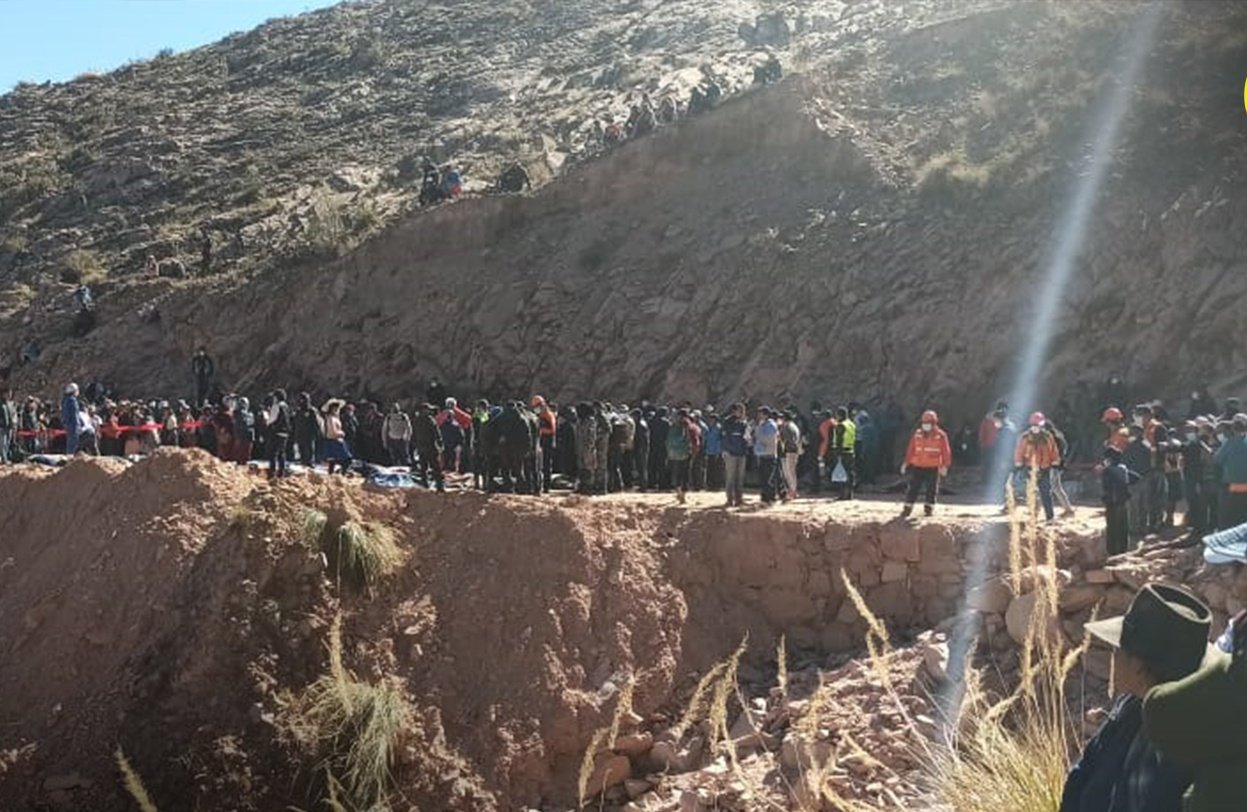 Presidente expresa sus condolencias a las familias de los 34 fallecidos en el embarrancamiento de un bus en Chuquisaca