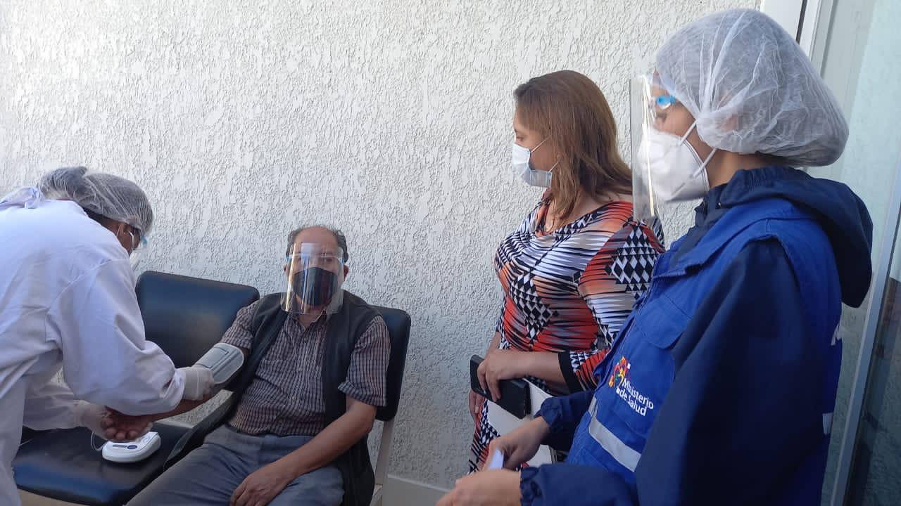 Ministerio de Salud inspecciona puntos de vacunación en Tarija y define reforzarlos