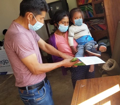 Campaña Cochabamba: Pobladores de Peña Colorada y Pérez se benefician con certificación gratuita y saneamiento documental