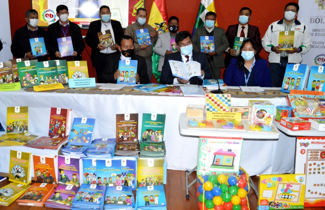 Entregan por primera vez textos de educación especial para 17.063 estudiantes de Bolivia