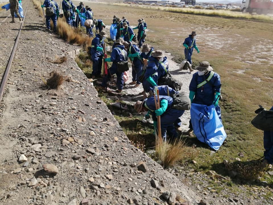 Efectivos del Regimiento Camacho realizaron jornada de limpieza en el lago Uru Uru de Oruro