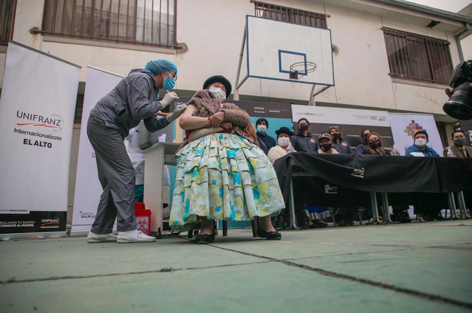 Salud inicia vacunación masiva al sector gremial de la ciudad de El Alto