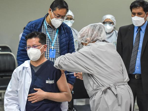 Viceministra destaca gestiones del presidente Arce para garantizar llegada de vacunas