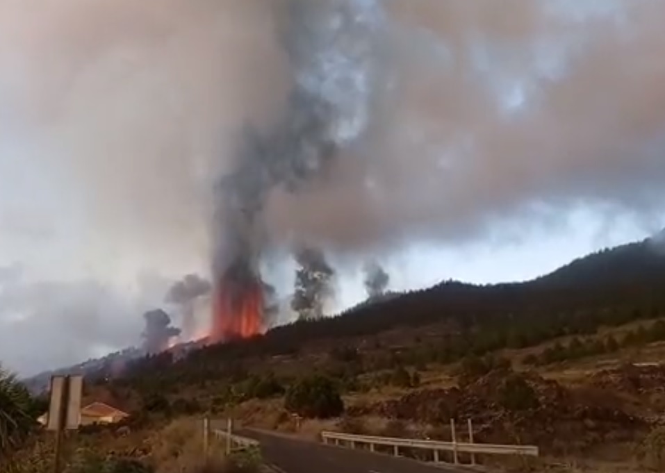 Lava del volcán de la isla española de La Palma llega a dos pueblos sin causar víctimas