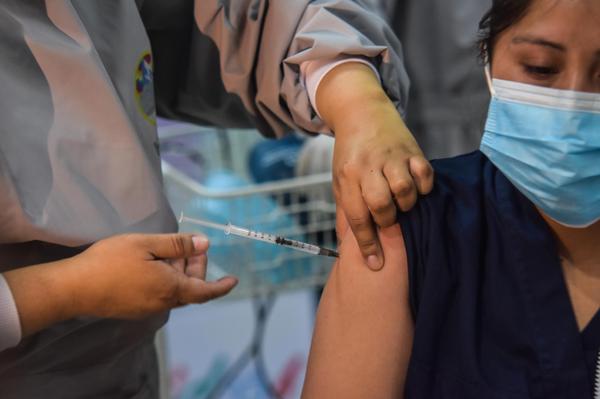 Bolivia tendrá acceso a compra de vacuna contra el COVID-19 que producirá México