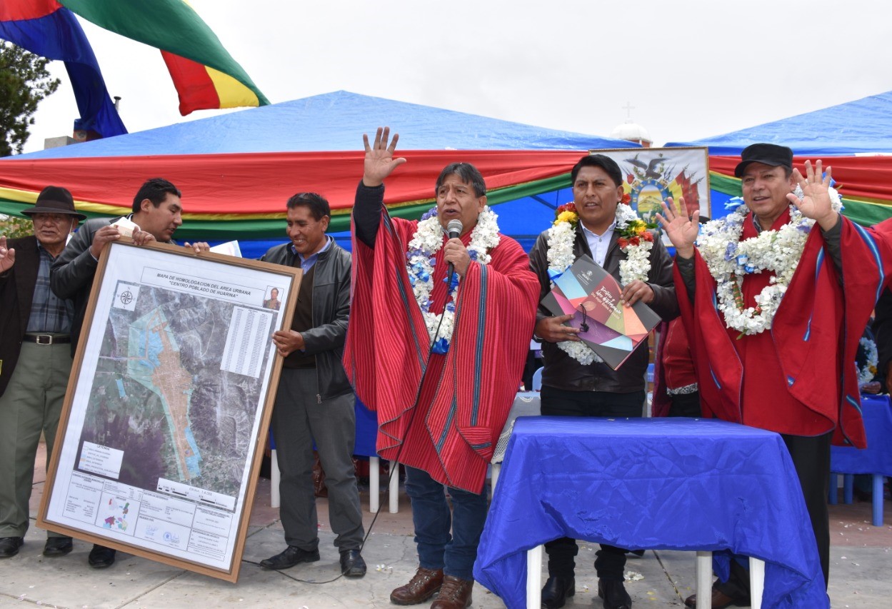 Vicepresidente participa en la entrega de homologación del radio urbano de Huarina