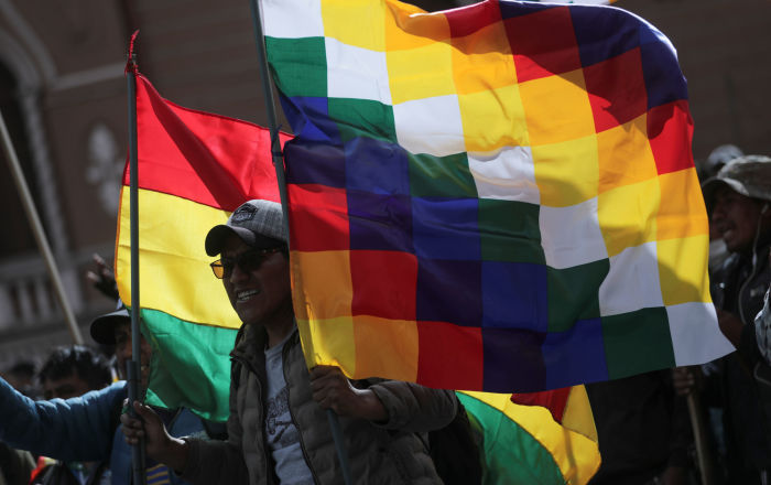 Vecinos de La Paz y El Alto exigen sanción penal contra quienes ultrajaron la wiphala