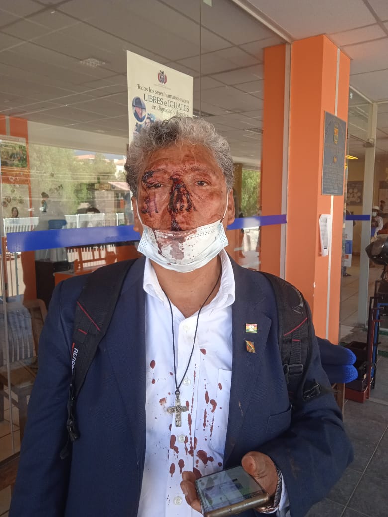 Adulto mayor que lanzó un tomate a Manfred fue golpeado brutalmente. Una senadora acusa a grupos fascistas de Reyes Villa