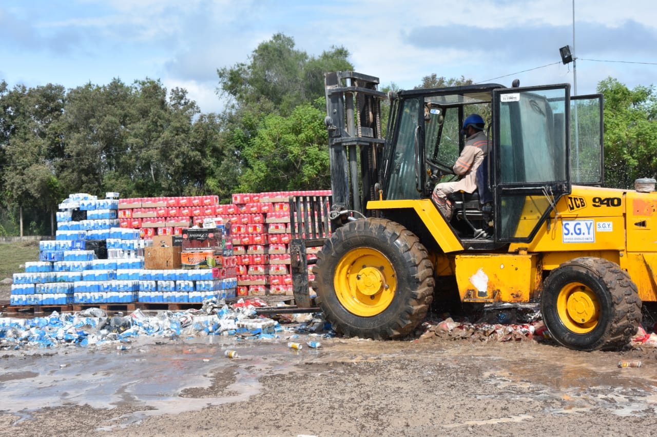 Aduana destruye bebidas alcohólicas, cigarrillos y autos de contrabando en Yacuiba