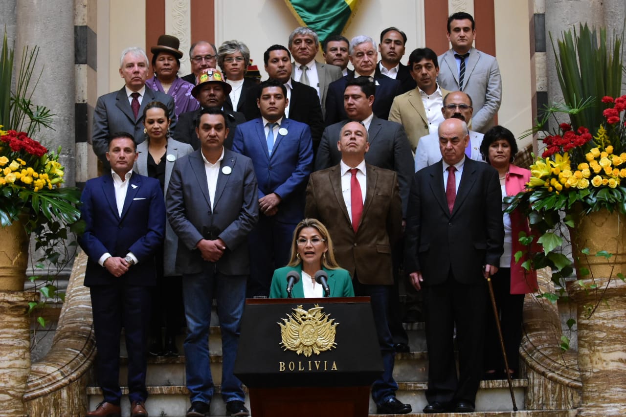 Siles: Ministros de Áñez firmaron decretos sin sustento legal que autorizó la compra de gases lacrimógenos a través de un intermediario