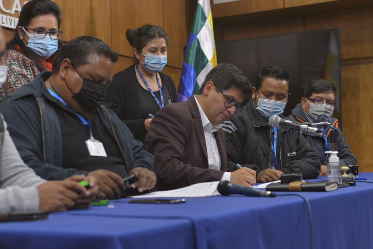 Gobierno y transporte cooperativizado firman convenio para la compra del SOAT 2021