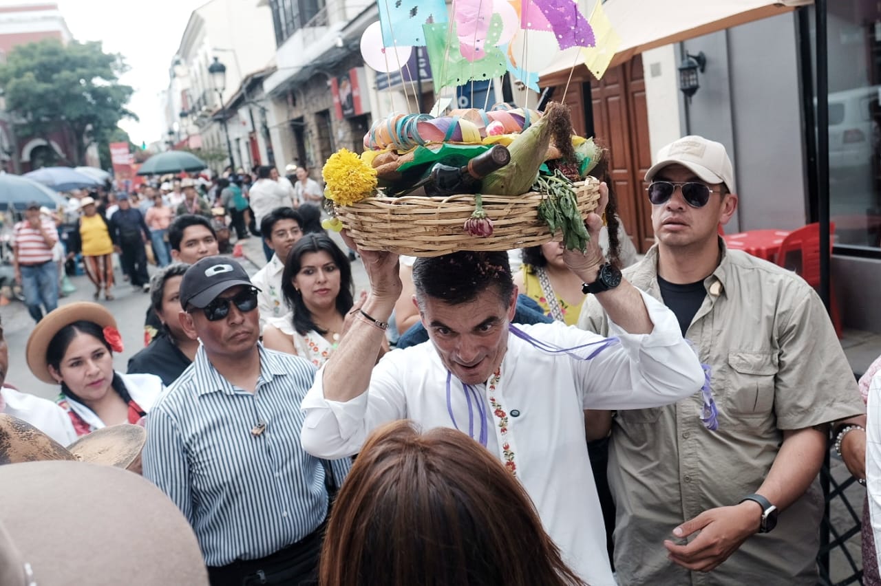El presidente Rodrigo Paz participó en la fiesta de Compadres en Tarija
