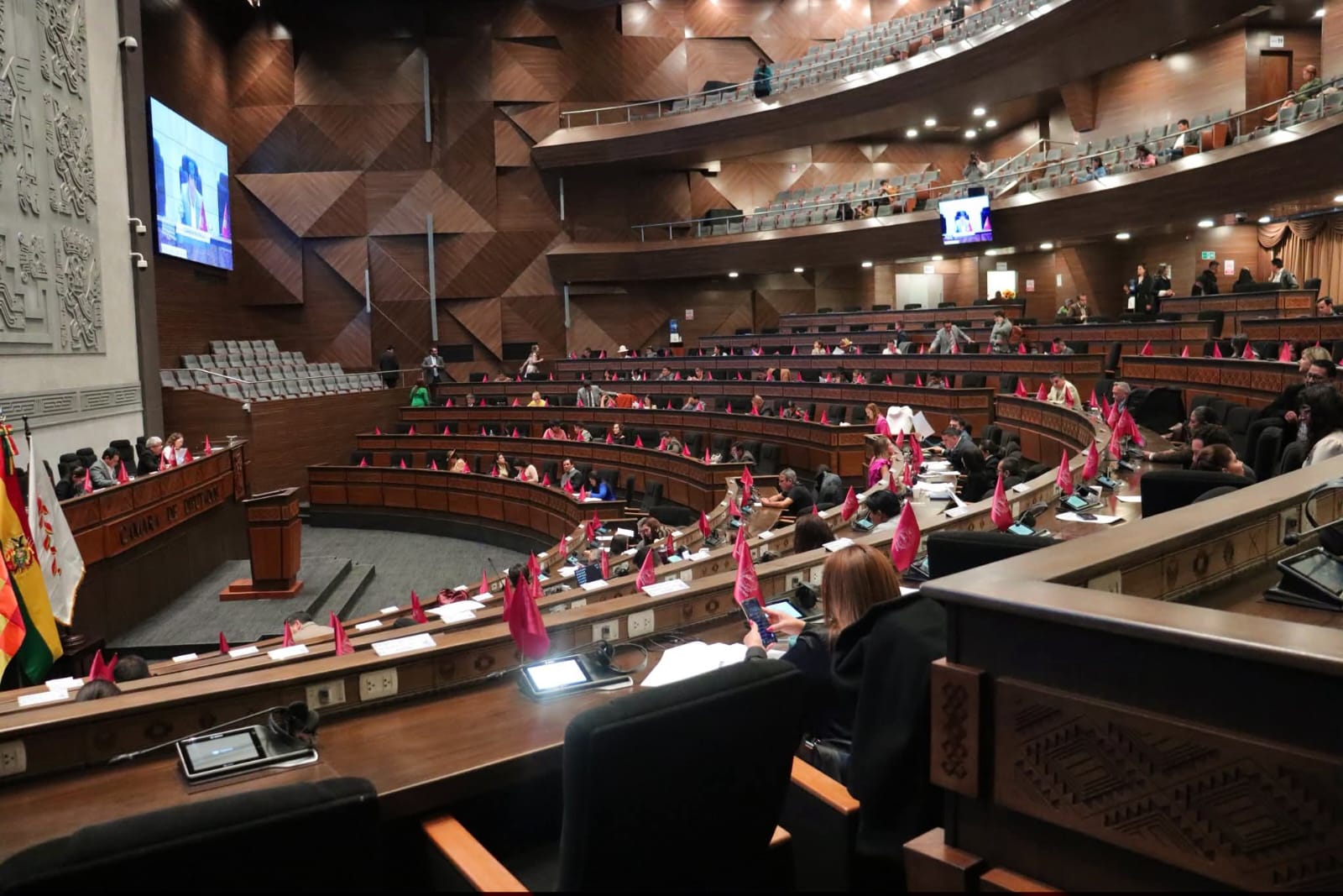 Diputados eligen vocales electorales de Chuquisaca y aplazan designación en La Paz